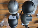 deux casques exposés dans un magasin