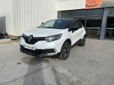 l'avant d'une voiture blanche garée devant un immeuble