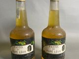 deux bouteilles de jus de citron posées l'une à côté de l'autre sur une table