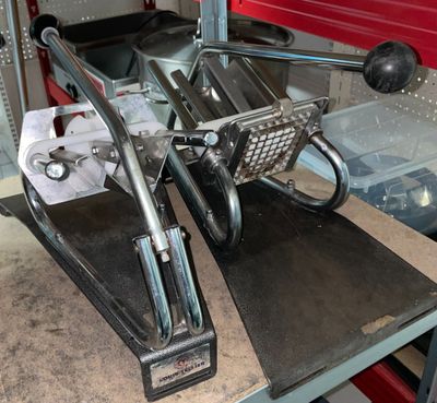 une machine posée sur une table