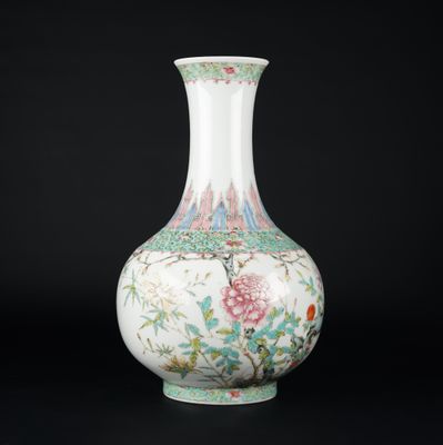 une image représentant un vase blanc orné de fleurs et d'oiseaux