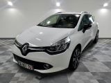 la voiture blanche est garée sur un sol en damier dans le garage