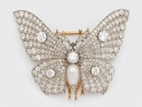 une broche en forme de papillon ornée de diamants et de perles