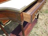 un bureau en bois surmonté d'un tiroir