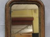 un petit miroir posé sur une table
