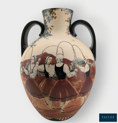 un vase avec une peinture sur fond blanc