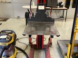 une machine posée sur une table dans une pièce
