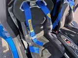deux sièges à l'arrière d'une voiture équipée d'une ceinture de sécurité bleue