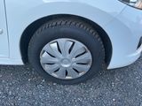 un gros plan sur le pneu d'une voiture sur la route