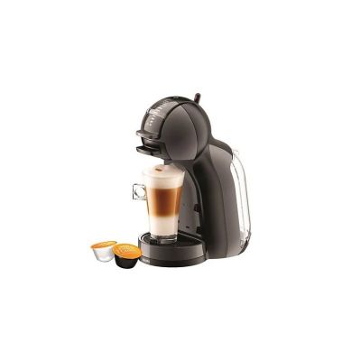 une image d'une cafetière avec une tasse de café à côté