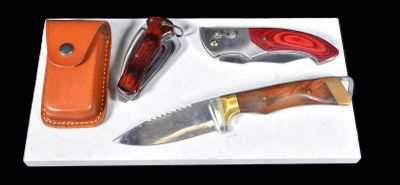 Reunion de COUTEAUX : - 1 couteau pliant à cran d'arrêt par …