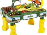 une table de jeu sur laquelle figurent un tracteur et une scène de ferme