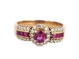un gros plan d'une bague sertie d'un saphir rose et de diamants sur fond blanc