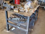 une photo d'un établi dans un atelier, avec des outils