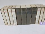 plusieurs livres sont empilés sur une surface blanche