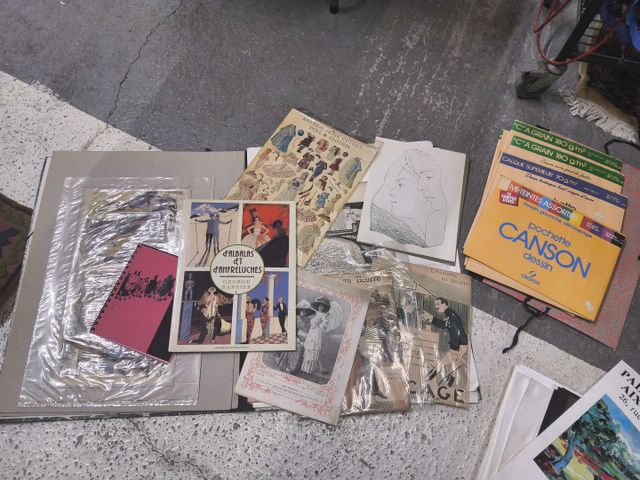 Lot de trois classeurs, à dessins, garnie, de feuilles de canson,...