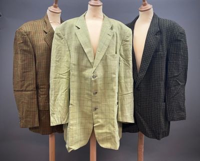 trois vestes pour homme posées sur un mannequin devant un fond gris