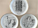 trois assiettes sur lesquelles sont représentés une femme et un homme