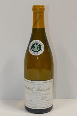 une bouteille de vin posée sur une table