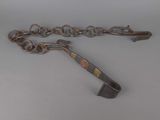 une image représentant un objet métallique auquel est attachée une chaîne