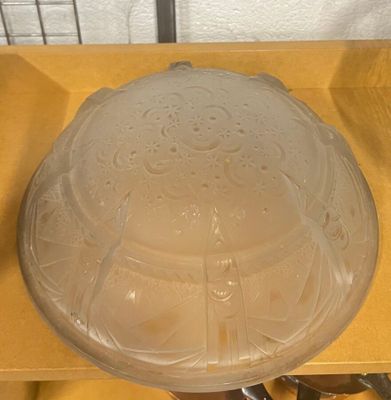 un saladier en verre transparent posé sur une table en bois