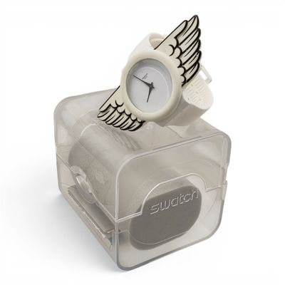 une montre ornée d'ailes, posée dans une boîte transparente
