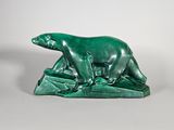 sculpture représentant un ours polaire posé sur un rocher, sur fond blanc