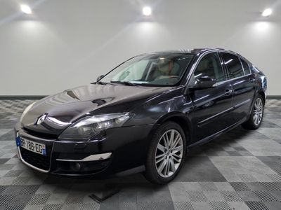 la photo d'une voiture noire sur un sol en damier