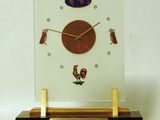 une horloge posée sur un support en bois