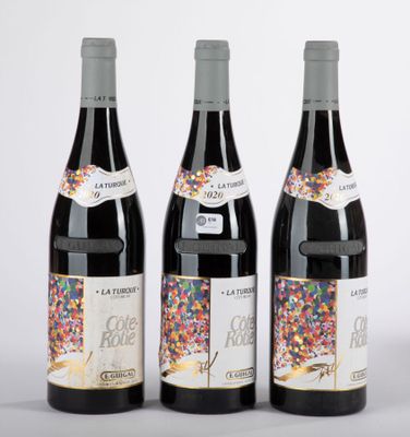trois bouteilles de vin décorées de paillettes, posées les unes à côté des autres