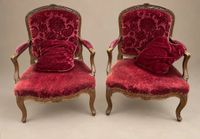 Paire de fauteuils à dossiers à la reine, style Louis XV