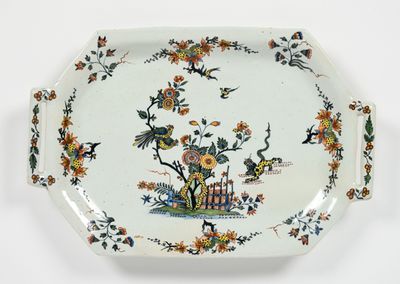 une assiette blanche décorée d'un motif représentant un oiseau et des fleurs