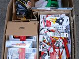 une caisse remplie d'outils posée par terre