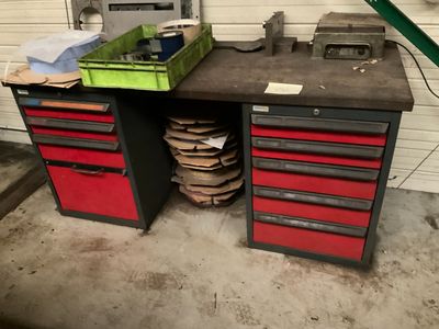 une photo d'un établi dans un garage où règne un grand désordre