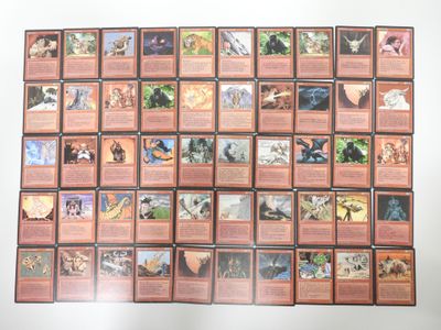 une photo d'une photo montrant un tas de cartes