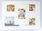 Plusieurs tableaux représentant des personnes sont accrochés au mur d'une pièce.