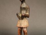 une statue en bronze d'une femme avec un chapeau sur la tête