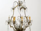 un lustre en laiton orné de pendants en verre suspendu au plafond
