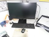 un bureau équipé d'un ordinateur, d'un clavier, d'une souris et d'un écran