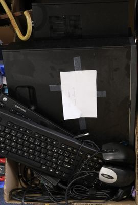 une boîte contenant un clavier, une souris et d'autres objets