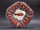 une assiette rouge et blanche sur laquelle sont disposés des homards