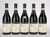 quatre bouteilles de vin sont alignées