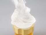 un cupcake glacé surmonté d'une figurine