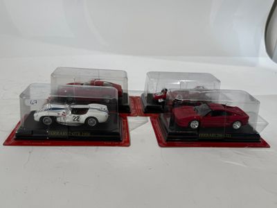 deux modèles réduits de voitures dans une vitrine posée sur une table