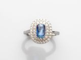 une bague ovale sertie d'un saphir bleu et de diamants