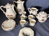 de nombreux types de théières et de tasses sur la table