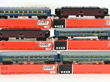 Plusieurs petits trains jouets sont empilés les uns sur les autres sur une surface blanche