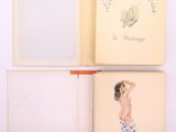 trois livres pour enfants sont alignés sur une surface blanche