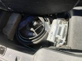 une radio dans le coffre d'une voiture, équipée d'un haut-parleur