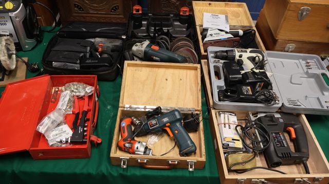 Lot d’électroportatif : quatre visseuses sans fil, une petite meu...